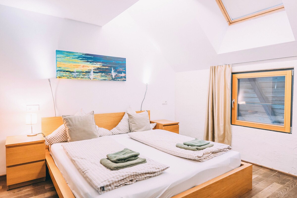 Suite de luna de miel, 2 habitaciones, cocineta, vista a la montaña | Wifi gratis, muebles diferentes y ropa de cama