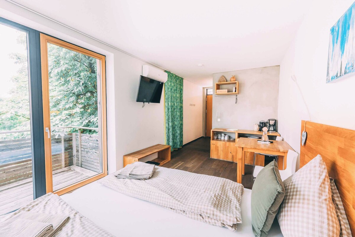Habitación doble, balcón | Wifi gratis, muebles diferentes y ropa de cama