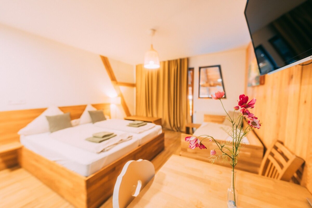 Estudio estándar, cocineta | Wifi gratis, muebles diferentes y ropa de cama