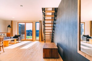 Apartment, 2 Schlafzimmer, Kochnische (balcony) | Wohnbereich | 44-Zoll-Flachbildfernseher mit Satellitenempfang, Fernseher