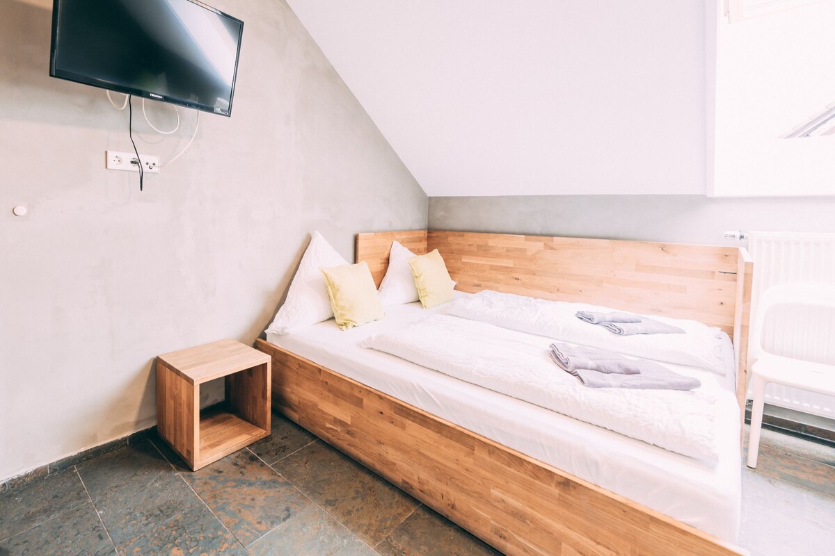 Habitación económica | Wifi gratis, muebles diferentes y ropa de cama