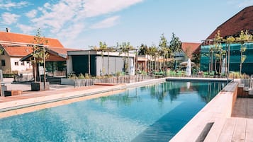 Alberca al aire libre por temporada y camastros