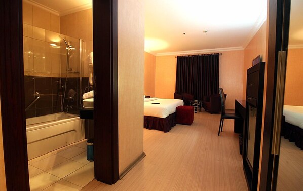 Hydromassage showerhead, slippers, towels - EQC Hotel 448 (Région Test)