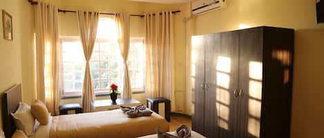 Quadruple Room | In-room safe, desk, iron/ironing board, free WiFi