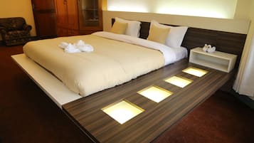 Deluxe Double Room, Ensuite | In-room safe, desk, iron/ironing board, free WiFi