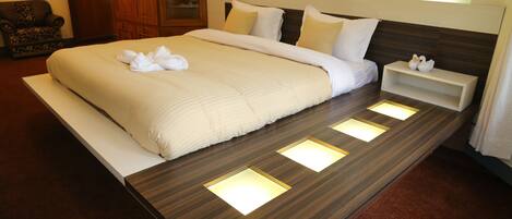 Deluxe Double Room, Ensuite | In-room safe, desk, iron/ironing board, free WiFi