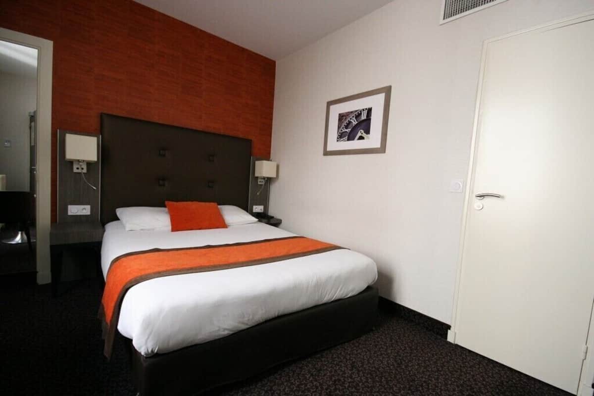 Premium bedding, individually decorated, individually furnished, desk