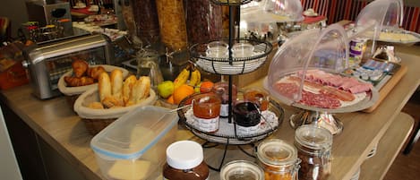 朝食 (ビュッフェ)、毎日提供 (1 名様 11.00 EUR)