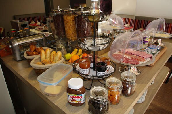 Petit déjeuner buffet (11.00 EUR par personne)