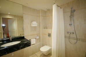 Comfort Double Room | Bathroom | Free toiletries, hair dryer, towels