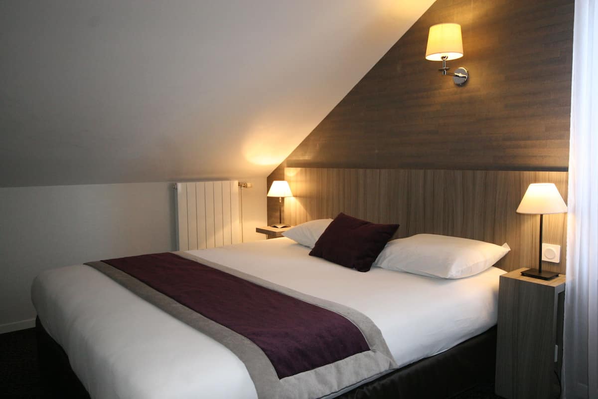 Premium bedding, individually decorated, individually furnished, desk
