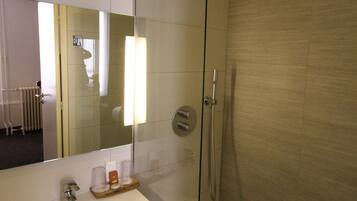 Superior Double Room | Bathroom | Free toiletries, hair dryer, towels