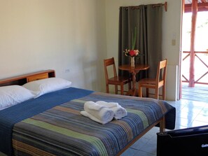 Minibar, escritorio, tabla de planchar con plancha y wifi gratis