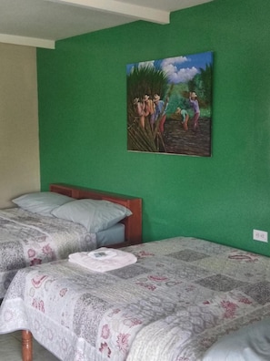 Frigobar, escrivaninha, ferros/tábuas de passar roupa, Wi-Fi de cortesia