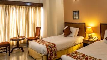 Deluxe Temple View (Twin Bedded) | 1 ๊ฐ์ ์นจ์ค, ๊ณ ๊ธ ์นจ๊ตฌ, ์ฑ
์, ๋
ธํธ๋ถ ์์
๊ณต๊ฐ