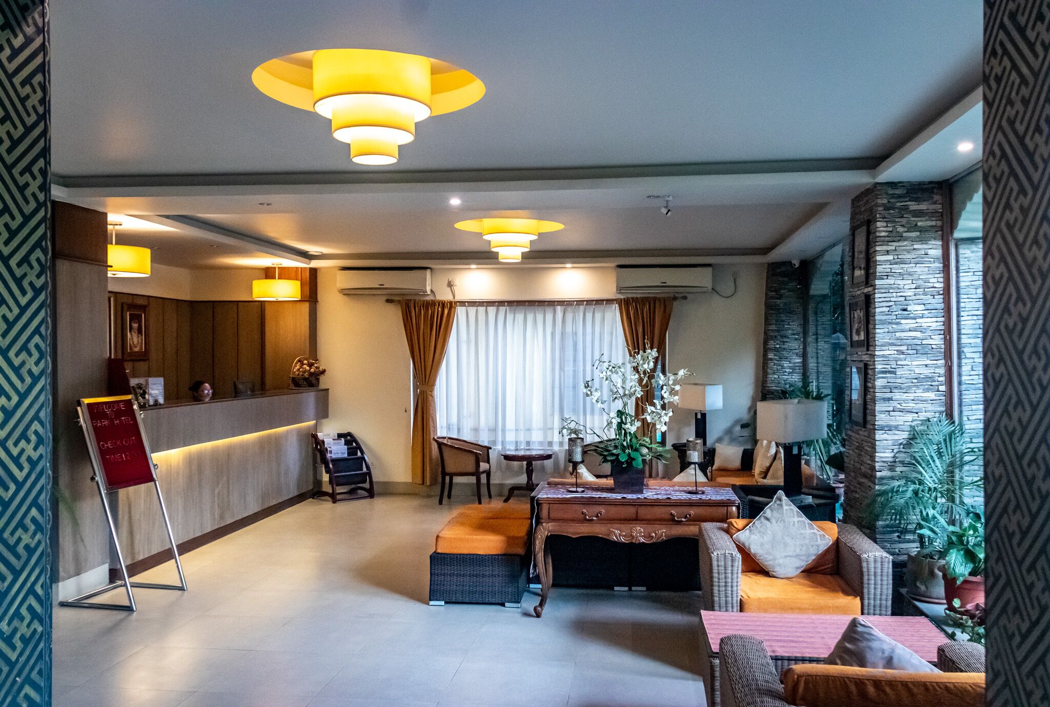 Lobby lounge