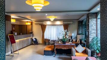 Lobby lounge