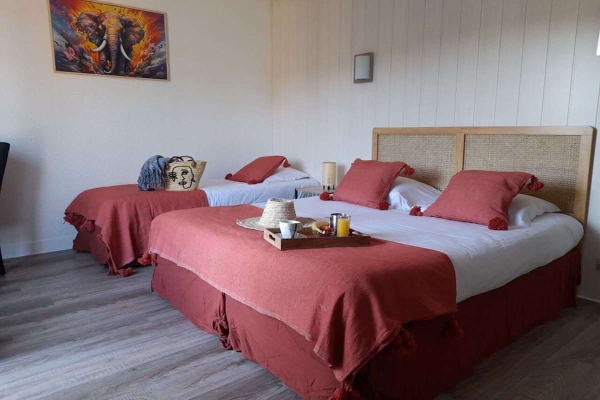 Premium bedding, desk, free WiFi