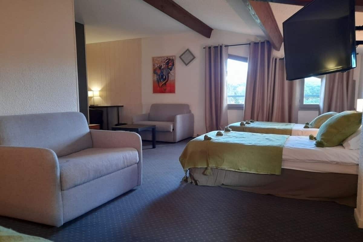 family room, air conditioning | premium bedding, desk, free wifi