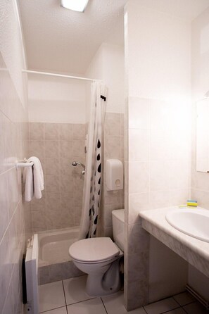 Bathroom - Hotel les jardins de l'océan (climatisé) (Biscarrosse)