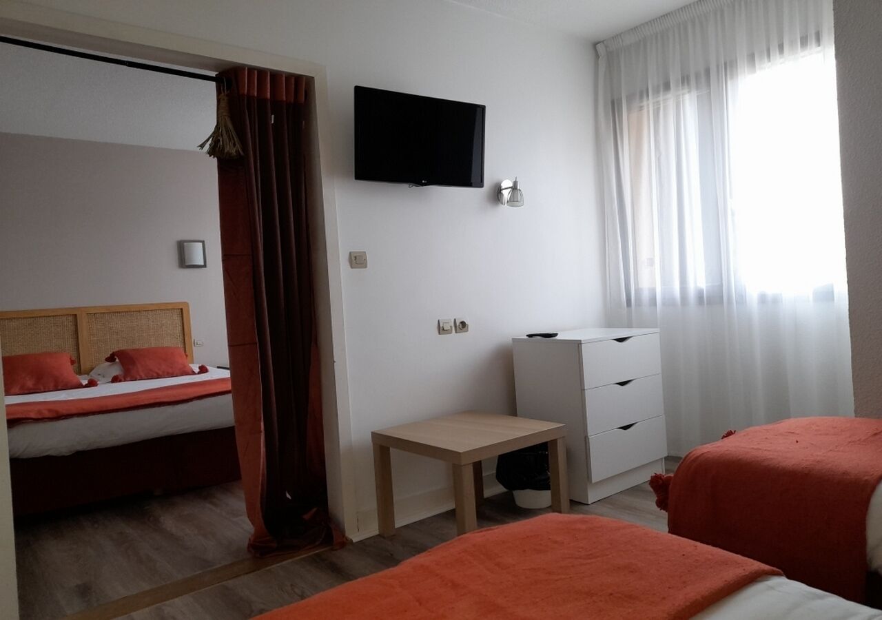 family room, air conditioning | premium bedding, desk, free wifi