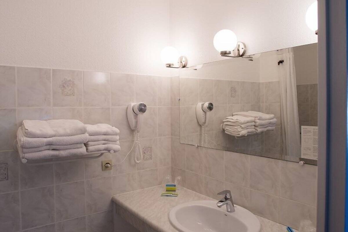 family room, air conditioning | bathroom | shower, hair dryer, towels, soap