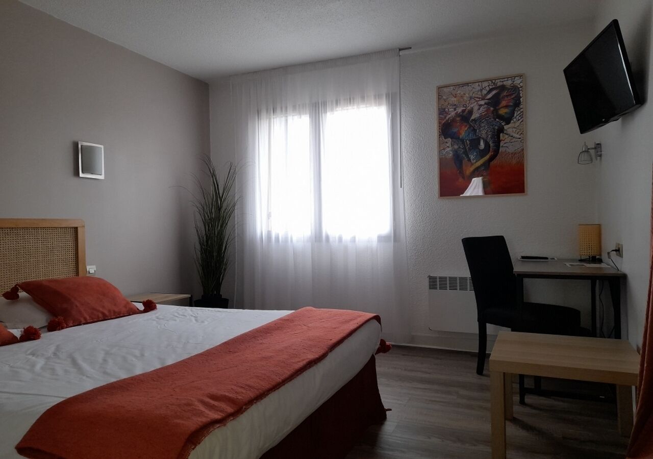 family room, air conditioning | premium bedding, desk, free wifi