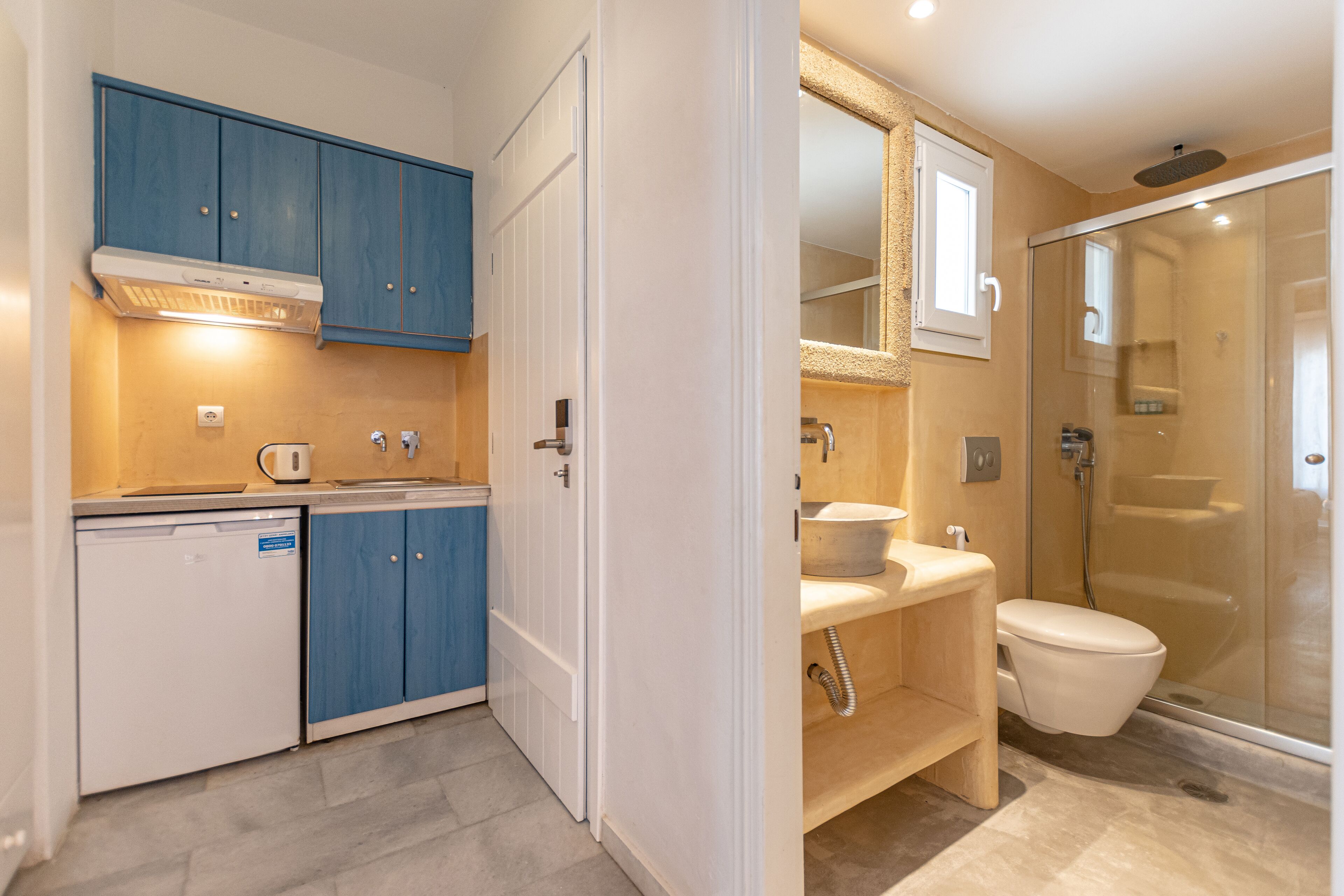 Une salle de bain moderne avec une douche à parois de verre, des toilettes et un lavabo.