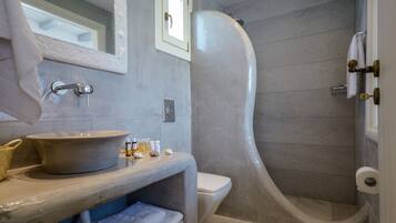 Een douche, gratis toiletartikelen, een haardroger, een bidet
