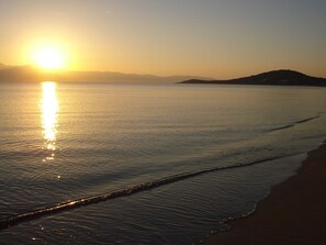 Una playa cerca, arena blanca