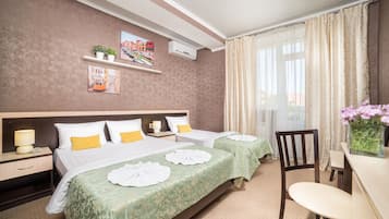 Comfort Triple Room | In-room safe, desk, free cots/infant beds, free WiFi