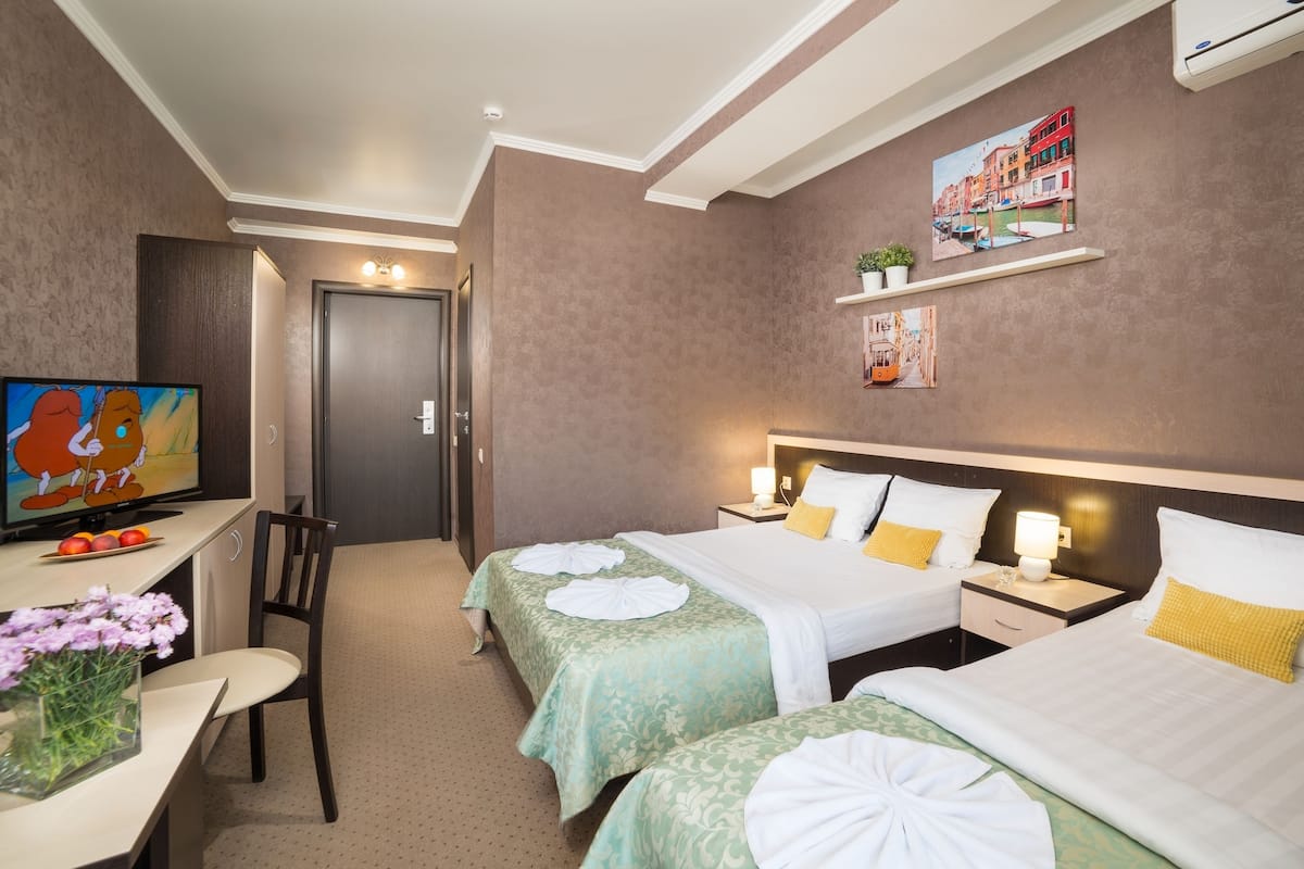 Comfort driepersoonskamer | Een kluis op de kamer, een bureau, gratis babybedden, gratis wifi