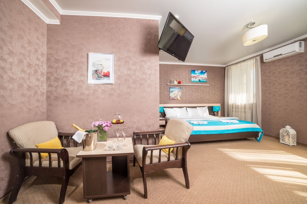 Comfort suite, balkon | Een kluis op de kamer, een bureau, gratis babybedden, gratis wifi