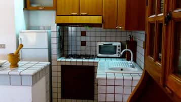 Casa | Cocina privada | Frigorífico, horno, trona infantil y utensilios de cocina