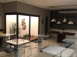 Café da manhã com buffet grátis todos os dias