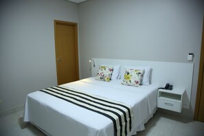 ミニバー、遮光カーテン、WiFi (無料)