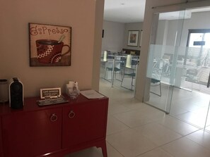 朝食 (ビュッフェ)、毎日提供 (無料)