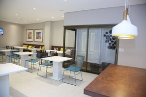 朝食 (ビュッフェ)、毎日提供 (無料)