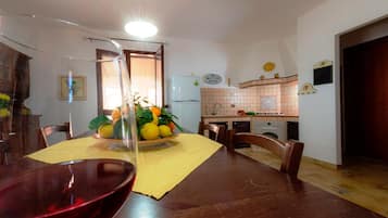 Rumah | Dapur pribadi | Lemari es besar, oven, dan peralatan masak/sendok-piring