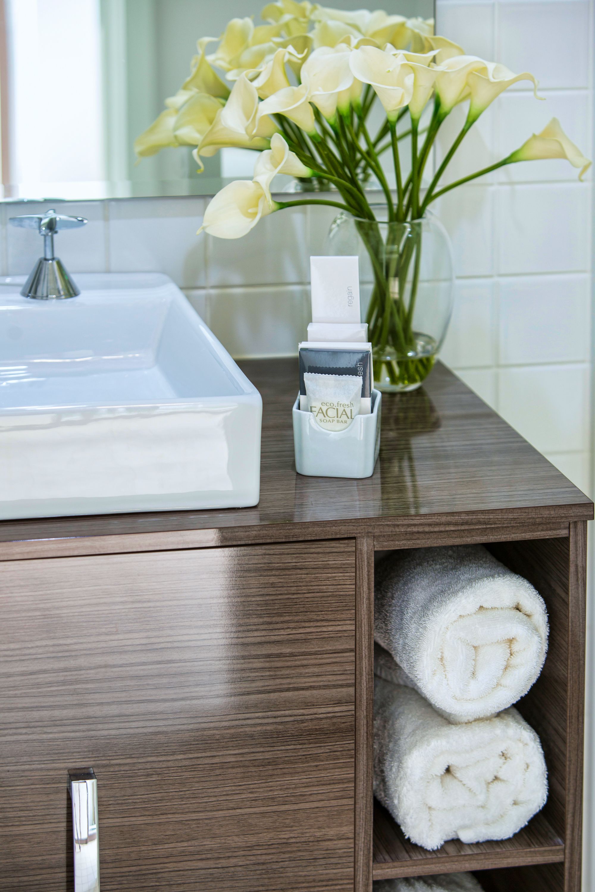 standard twin room | premium bedding, pillow-top beds, minibar, desk