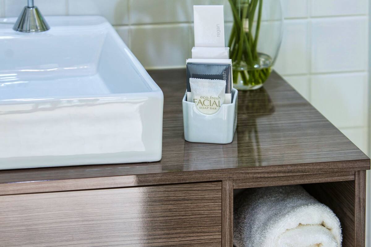 standard twin room | premium bedding, pillow-top beds, minibar, desk