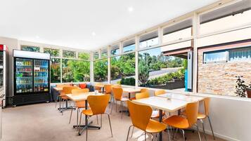 Colazione a pagamento, servita tutte le mattine