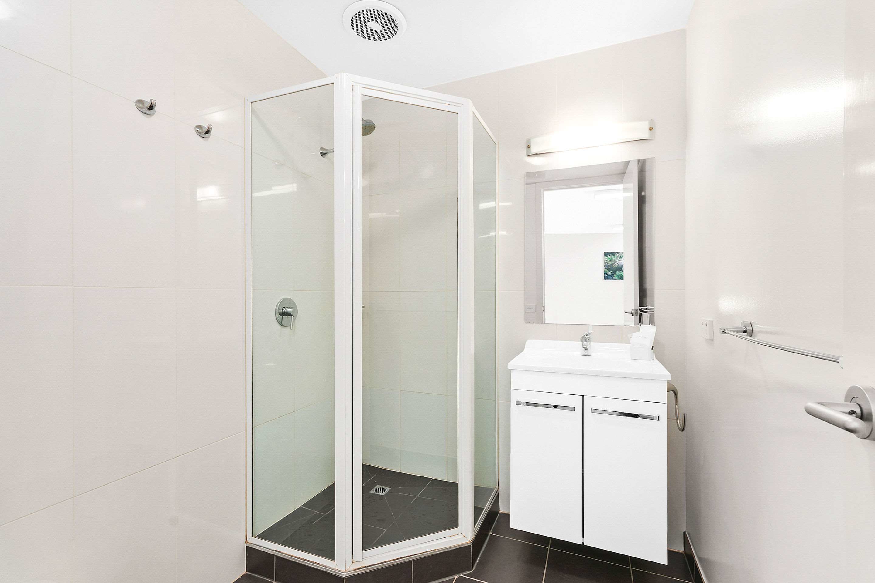 standard twin room | bathroom | free toiletries, hair dryer, towels