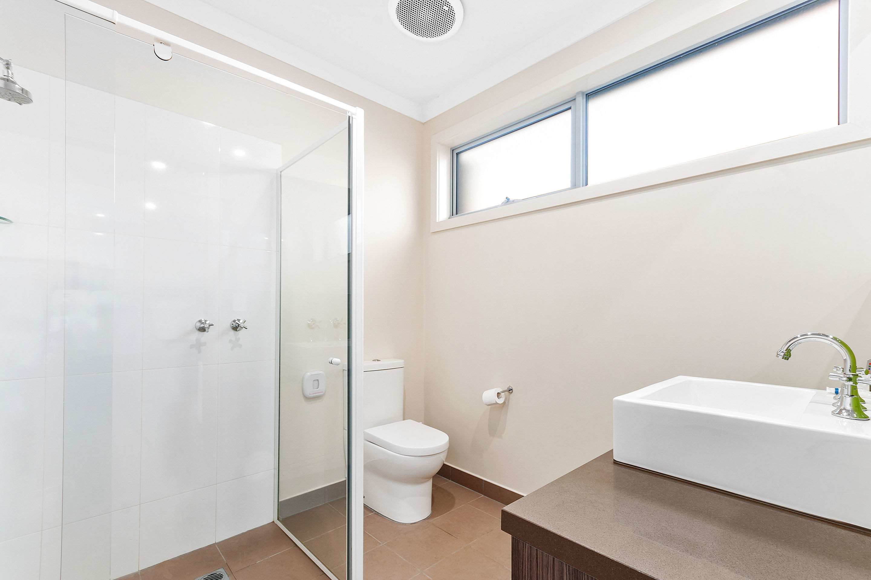 efficiency, suite, 1 king bed, non smoking | bathroom | free toiletries, hair dryer, towels