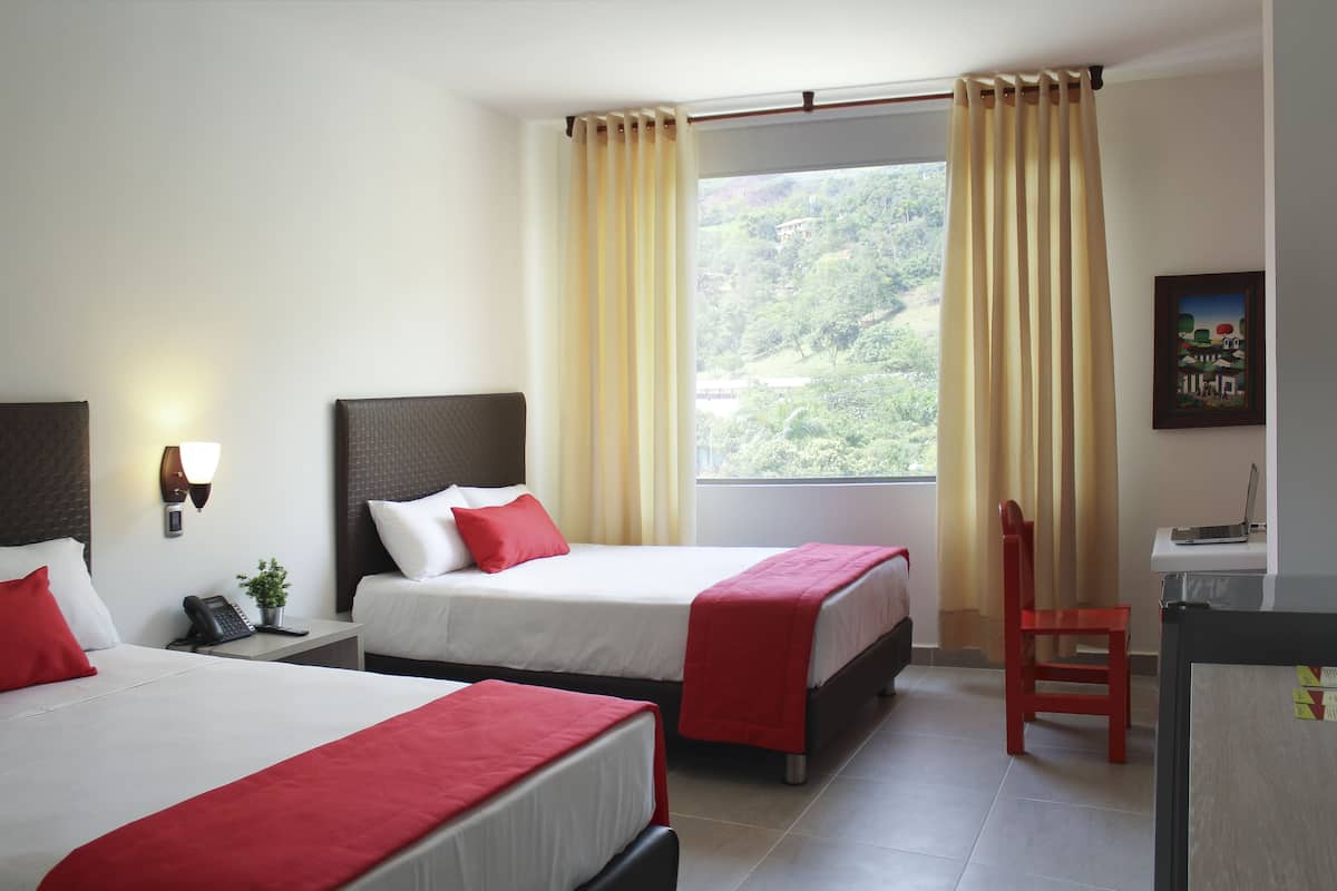Habitación estándar, 2 camas dobles | Minibar, escritorio, tabla de planchar con plancha y wifi gratis