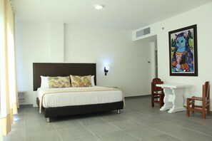 高级房, 1 张特大床 | 迷你吧、办公桌、熨斗/熨板、免费 WiFi