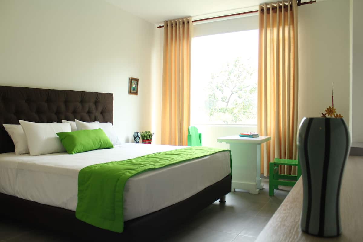 Standaard kamer, 1 kingsize bed | Een minibar, een bureau, een strijkplank/strijkijzer, gratis wifi