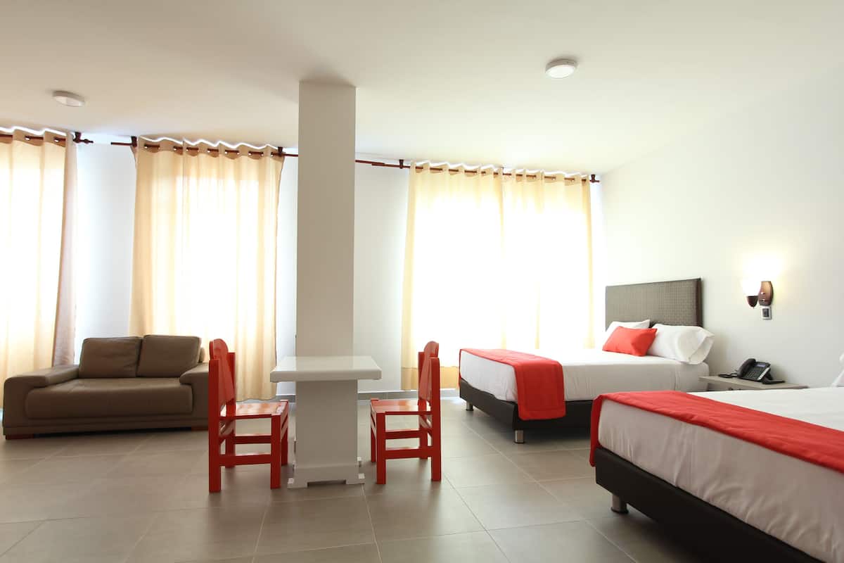 Habitación cuádruple familiar | Minibar, escritorio, tabla de planchar con plancha y wifi gratis
