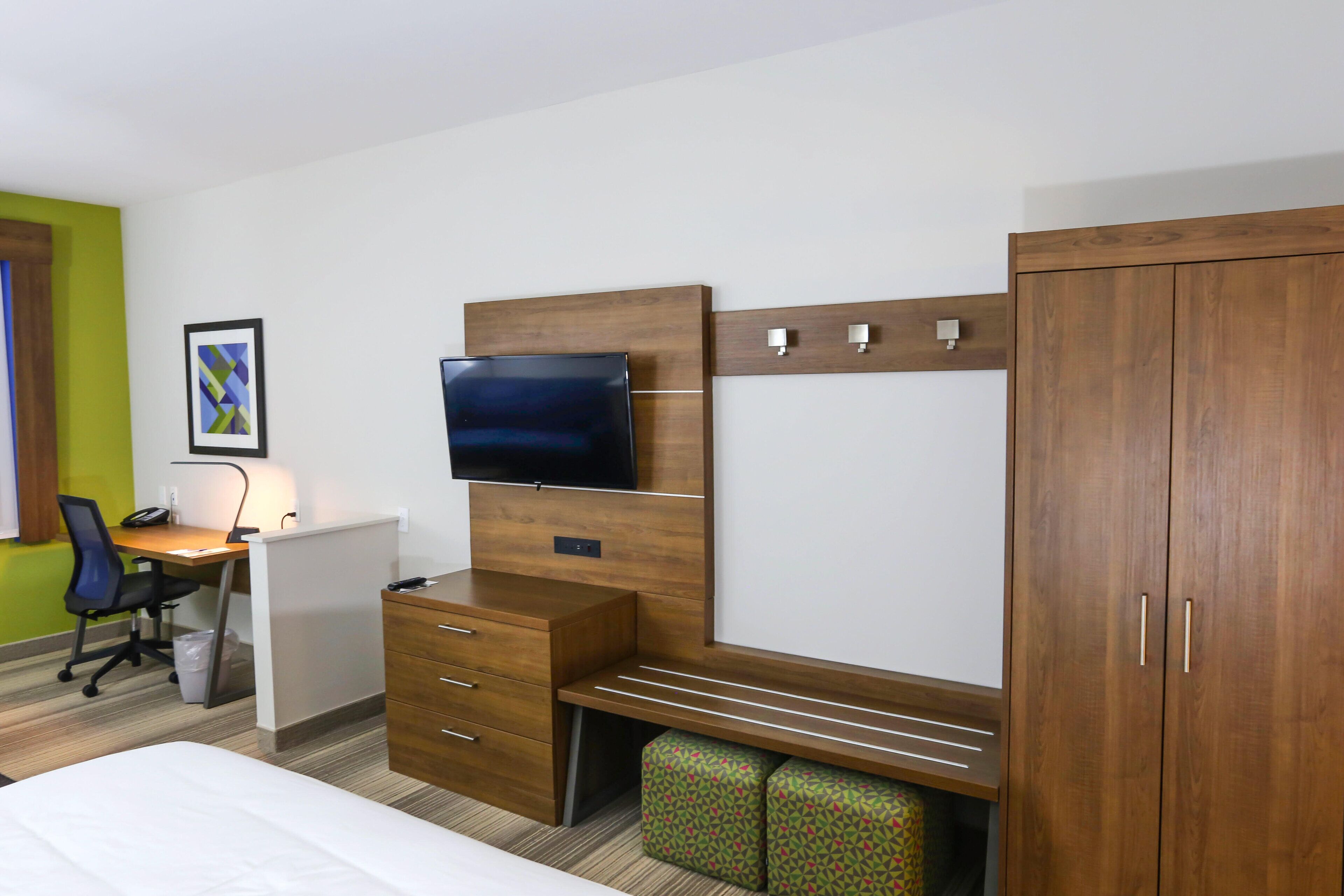 Suite, 1 King Bed | In-room safe, desk, blackout drapes, iron/ironing board