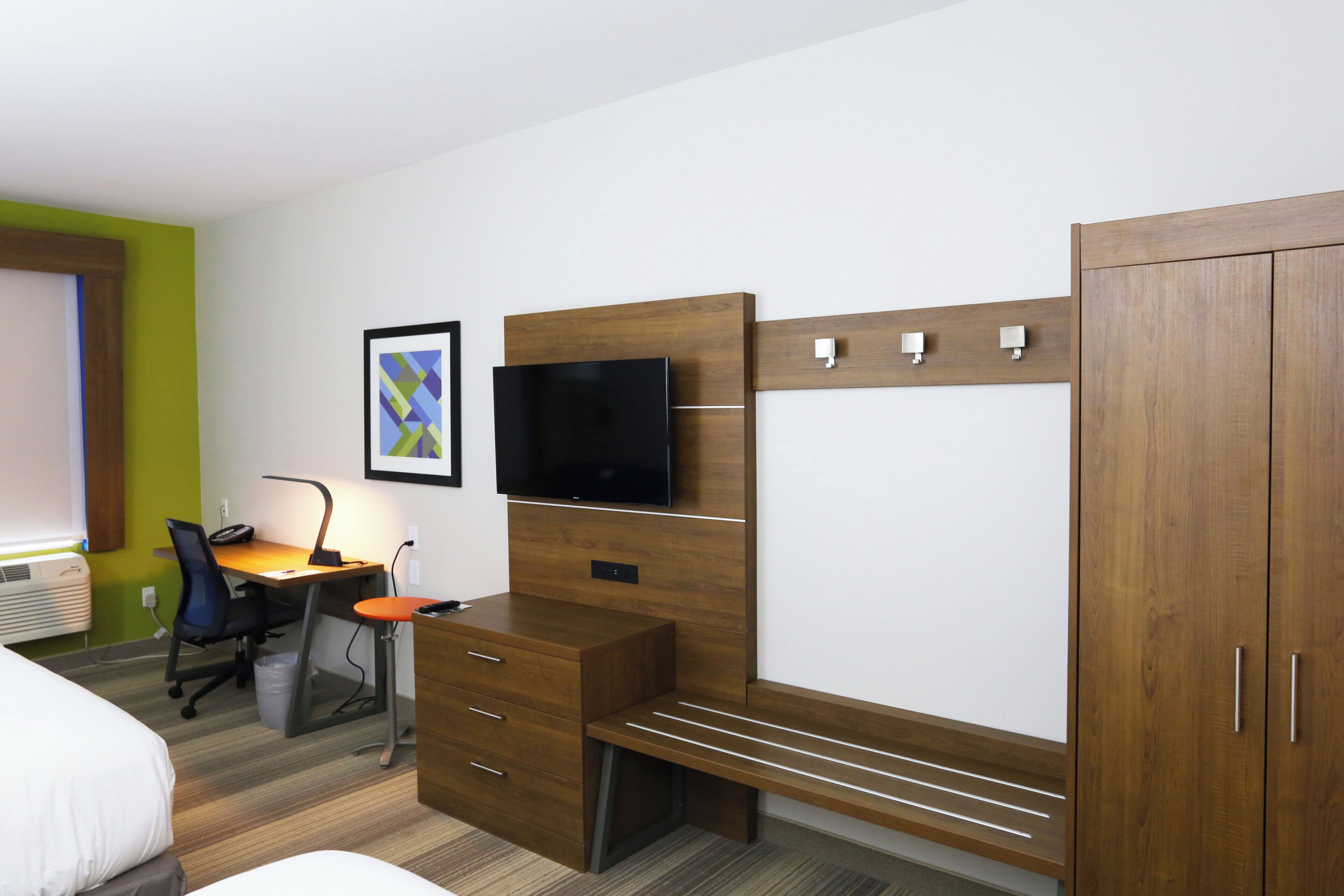 Suíte, 2 camas Queen | Cofres nos quartos, escrivaninha, cortinas blackout